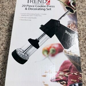 New Trendz Cookie Press and Decorating Set NIB